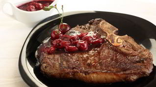 Вишневый соус и стейк ти-бон