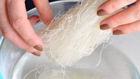 стеклянная лапша с курицей и овощами