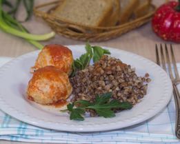 Диетические тефтели из куриного фарша в духовке с подливкой