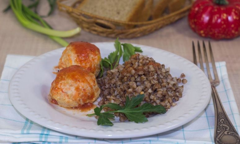 Рецепт диетических тефтелей из куриного фарша в духовке с подливкой