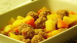 Говяжьи тефтели с булгуром, тушеные с овощами