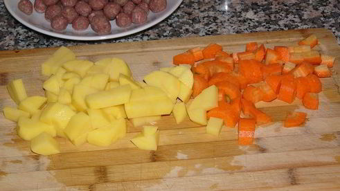 говяжьи тефтели с булгуром, тушеные с овощами