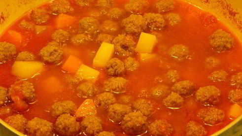 говяжьи тефтели с булгуром, тушеные с овощами