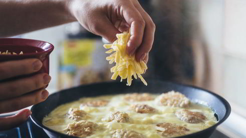 куриные тефтели в сливочно-сырном соусе