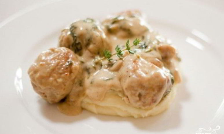 Рецепт куриных тефтелей в сливочном соусе