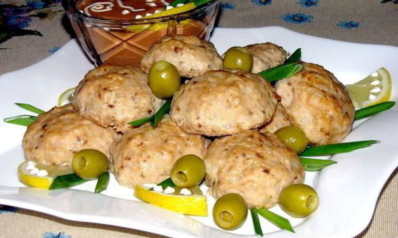 Рецепт легких рыбных тефтелек с остреньким соусом