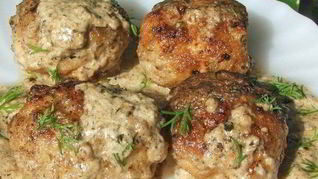 Мясные тефтели с рисом в сливочном соусе