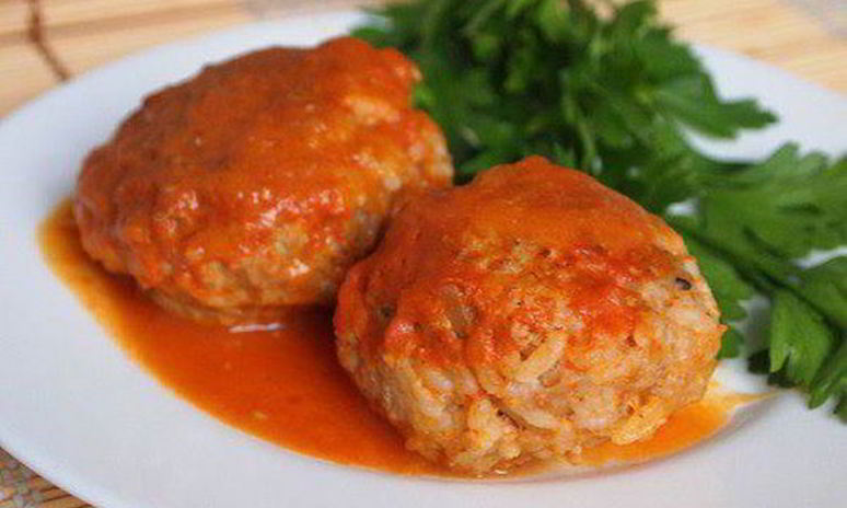 Рецепт мясных тефтелей с рисом в томате