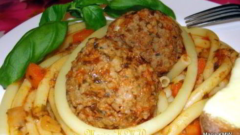 паста в соусе балканы и тефтели ежики