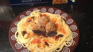 Спагетти с тефтельками с кедровыми орешками