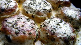 Тефтели из индейки с базиликом и мятой в сливочном соусе