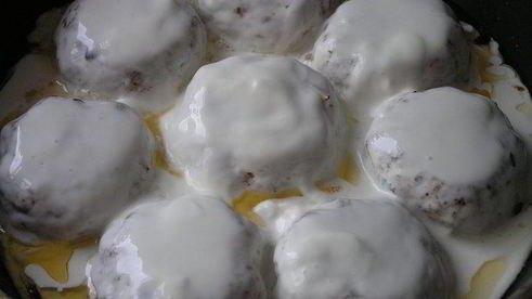 тефтели из индейки с базиликом и мятой в сливочном соусе