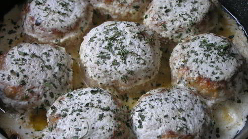 тефтели из индейки с базиликом и мятой в сливочном соусе