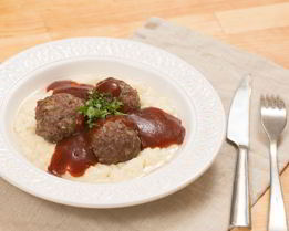 Тефтели из утки с пюре из корня сельдерея и яблочным соусом