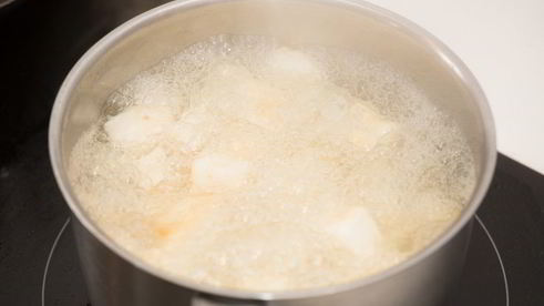 тефтели из утки с пюре из корня сельдерея и яблочным соусом