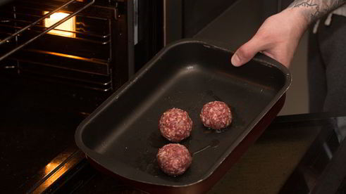 тефтели из утки с пюре из корня сельдерея и яблочным соусом