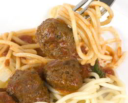 Тефтели с гречкой и соусом из томатов и сметаны