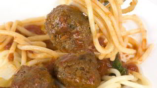 Тефтели с гречкой и соусом из томатов и сметаны