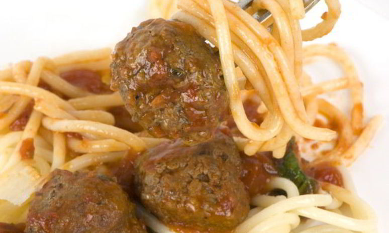 Рецепт тефтелей с гречкой и соусом из томатов и сметаны