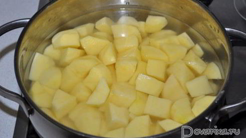 тефтели, тушенные с картофелем