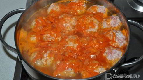 тефтели, тушенные с картофелем