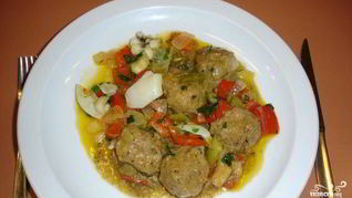 Тефтели, тушенные с овощами