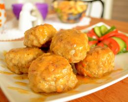 Тефтели в сметанно томатном соусе на сковороде