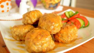 Тефтели в сметанно томатном соусе на сковороде