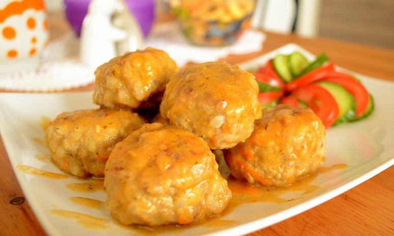 Рецепт тефтелей в сметанно томатном соусе на сковороде