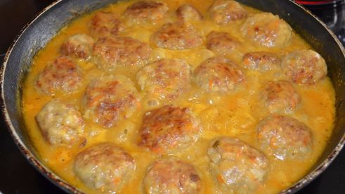 тефтели в сметанно томатном соусе на сковороде