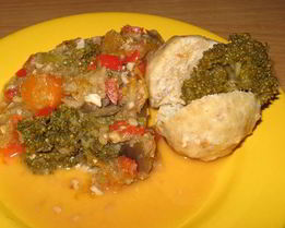 Вареные тефтели с овощным гарниром