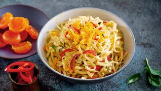 Трижды яичная лапша с чили и соленым желтком