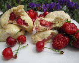 Паровые вареники с вишней и клубникой