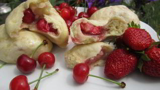 Паровые вареники с вишней и клубникой
