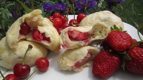 паровые вареники с вишней и клубникой