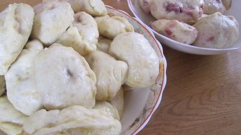 паровые вареники с вишней и клубникой