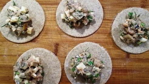 цельнозерновые вареники с тунцом и моцареллой