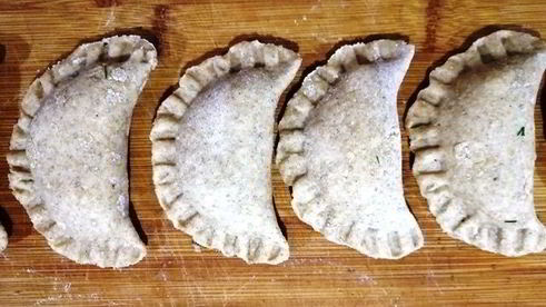 цельнозерновые вареники с тунцом и моцареллой