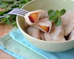 Вареники из цельнозерновой муки с половинками слив