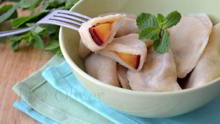 Вареники из цельнозерновой муки с половинками слив