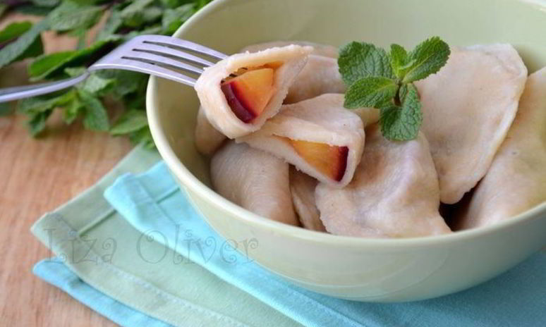 Рецепт вареников из цельнозерновой муки с половинками слив