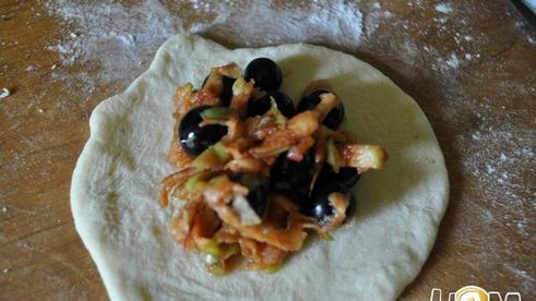 вареники с черной смородиной и яблоками