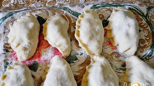 вареники с черной смородиной и яблоками