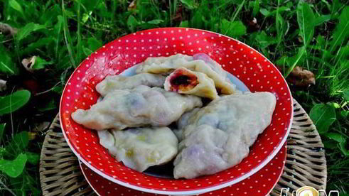 вареники с черной смородиной и яблоками