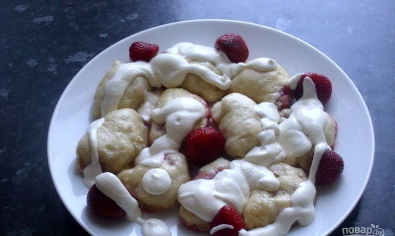 Рецепт вареников с клубникой на кефире