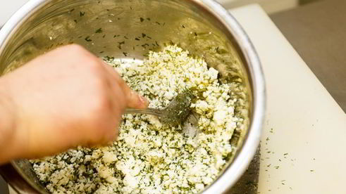 вареники с соленым творогом и зеленью