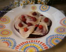 Вареники с вишней и ягодным соусом