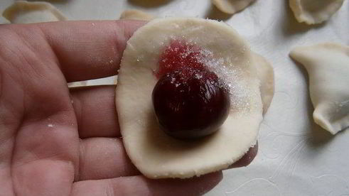 вареники с вишней и ягодным соусом