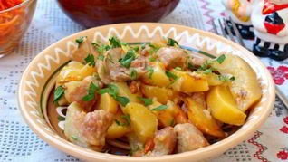 Жаркое с картошкой и свининой в горшочках