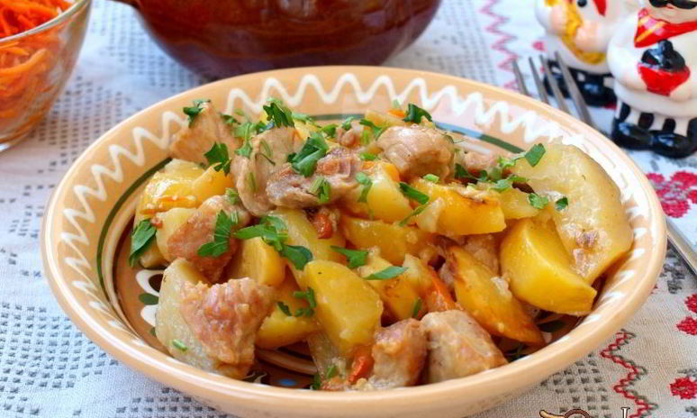 Рецепт жаркого с картошкой и свининой в горшочках
